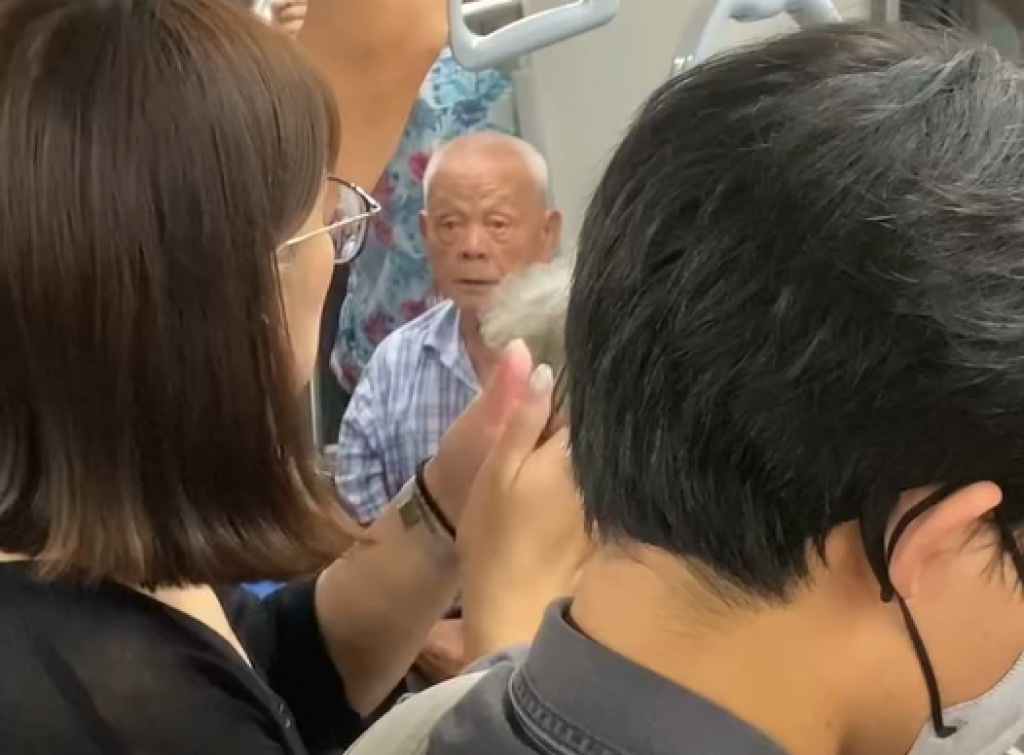 影／不是優先席！阿伯搭台鐵凹讓一般座位「80幾歲我老了」　乘客怒回嗆