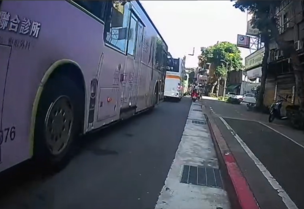 台北公館圓環拆除衝擊路況　公車如貪食蛇騎士穿梭像過關斬將