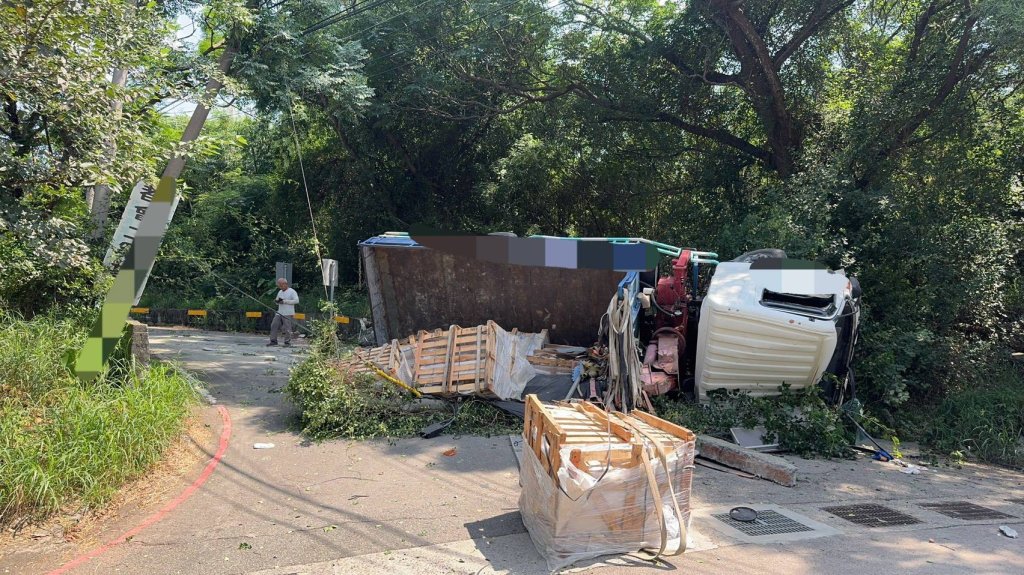 疑煞車失靈肇事！ 　台中沙鹿大貨車撞電線桿側翻
