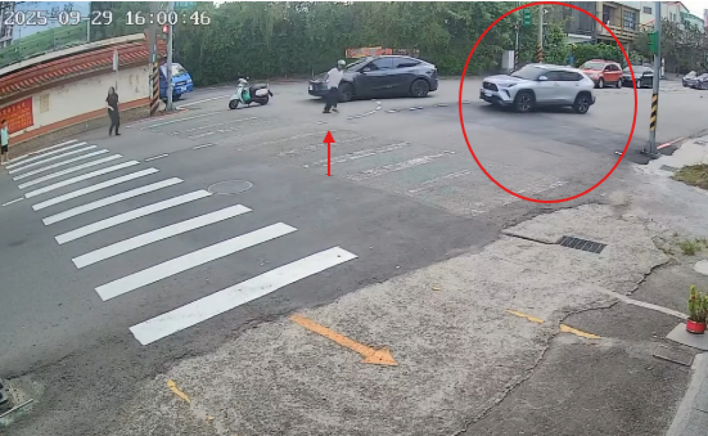 車沒拉手煞滑行！熱心騎士衝追車　網友酸爆「車主腦袋有洞」