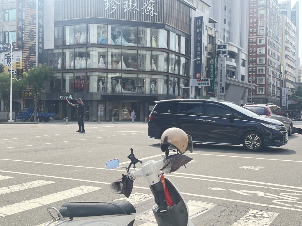 高雄中山七賢路口四車連環撞　轎車疑闖紅燈釀兩騎士受傷