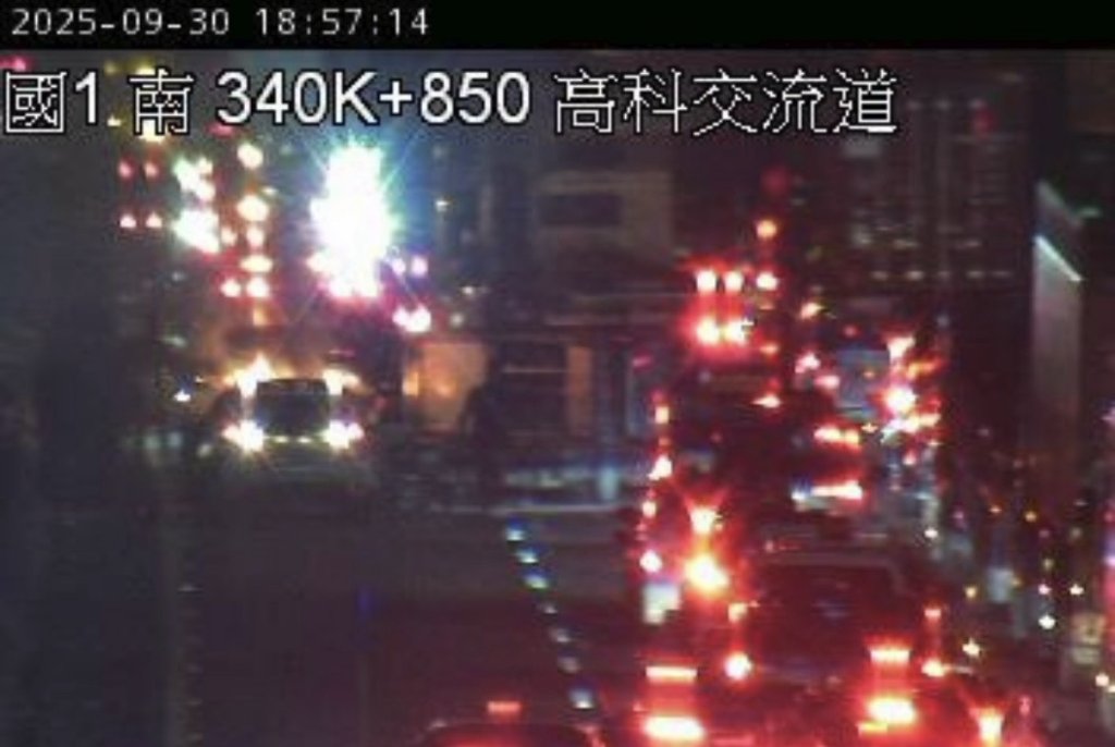 快訊／國1事故！大、小車疑碰撞「油電車火燒」　現場一團亂回堵中