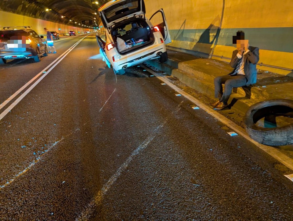 國道3號木柵隧道轎車撞護欄　輪軸掉落遭另輛車撞擊釀1傷