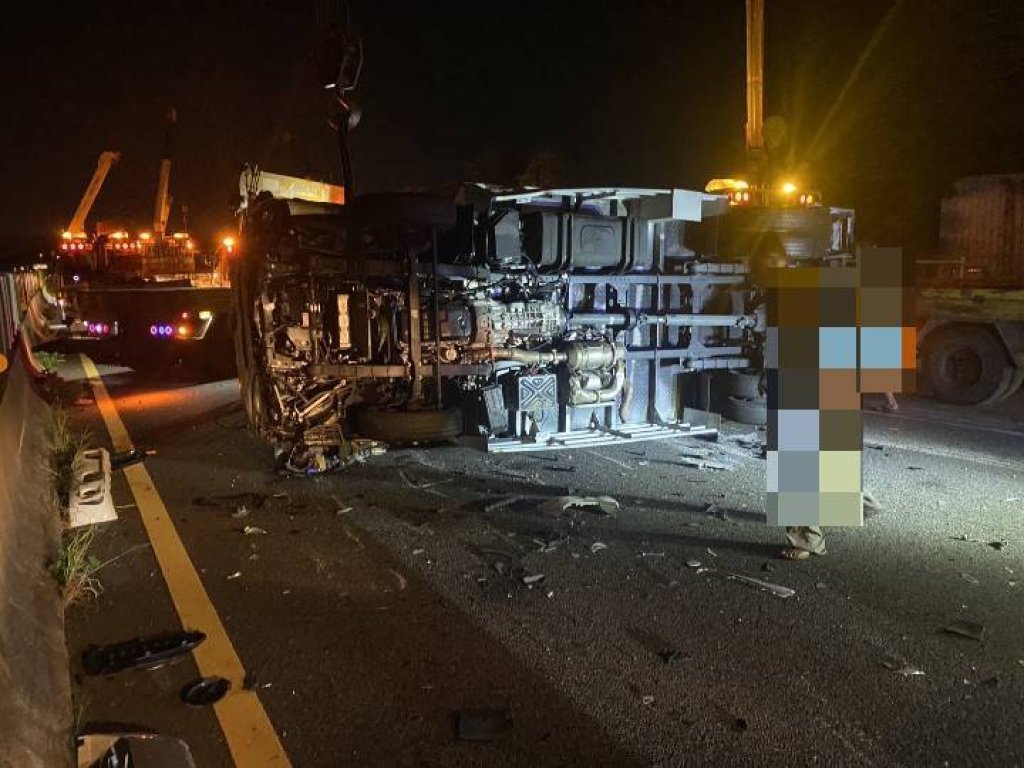 國道1號彰化路段重大車禍一度全線封閉！　3車相撞兩車翻覆釀3人受傷