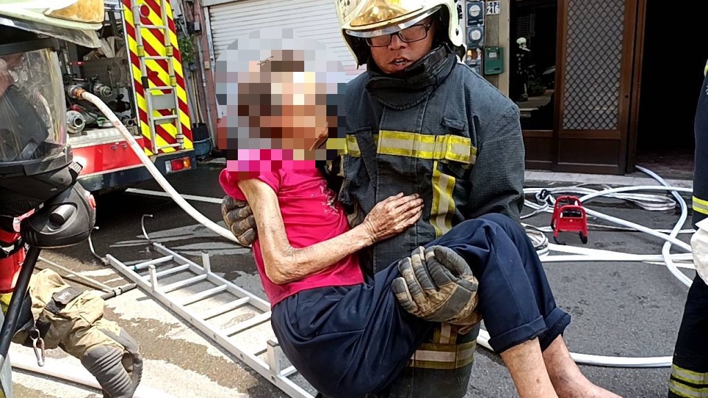 新竹湖口民宅疑煮食不慎引發火警！　消防隊員救出86歲婦人送醫