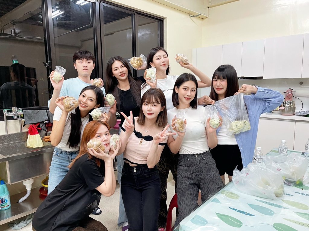 台中誠蓮曲佩仁波切基金會攜手年輕志工　親手製作手工饅頭送暖長者