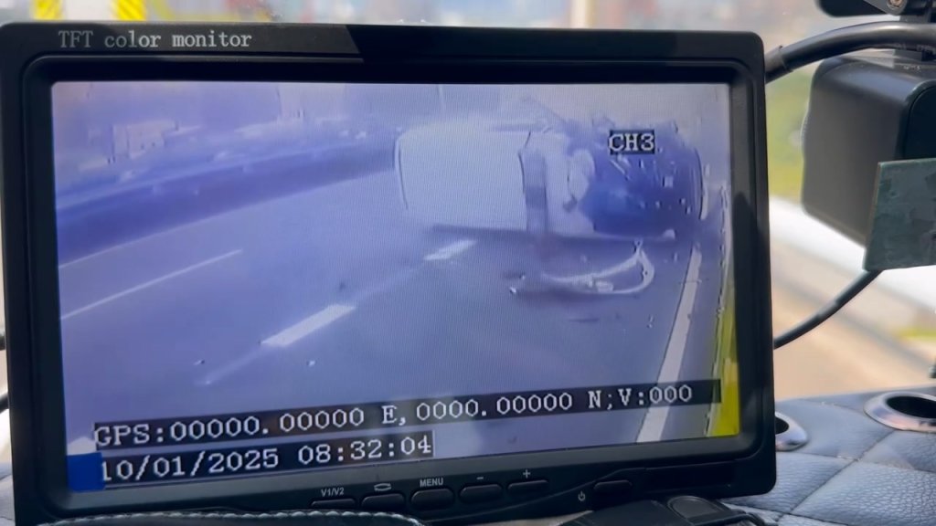 影／國道高架車禍！民間救護車追撞故障貨車翻覆　撞擊瞬間影片曝光