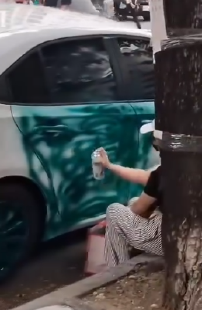 情愛復仇劇!高雄女當街噴漆情敵車　白轎車慘變「綠油油」