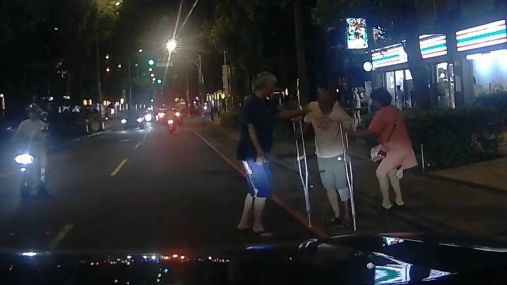 三峽行人沒走斑馬線　他閃燈猛叭引不滿被攔車