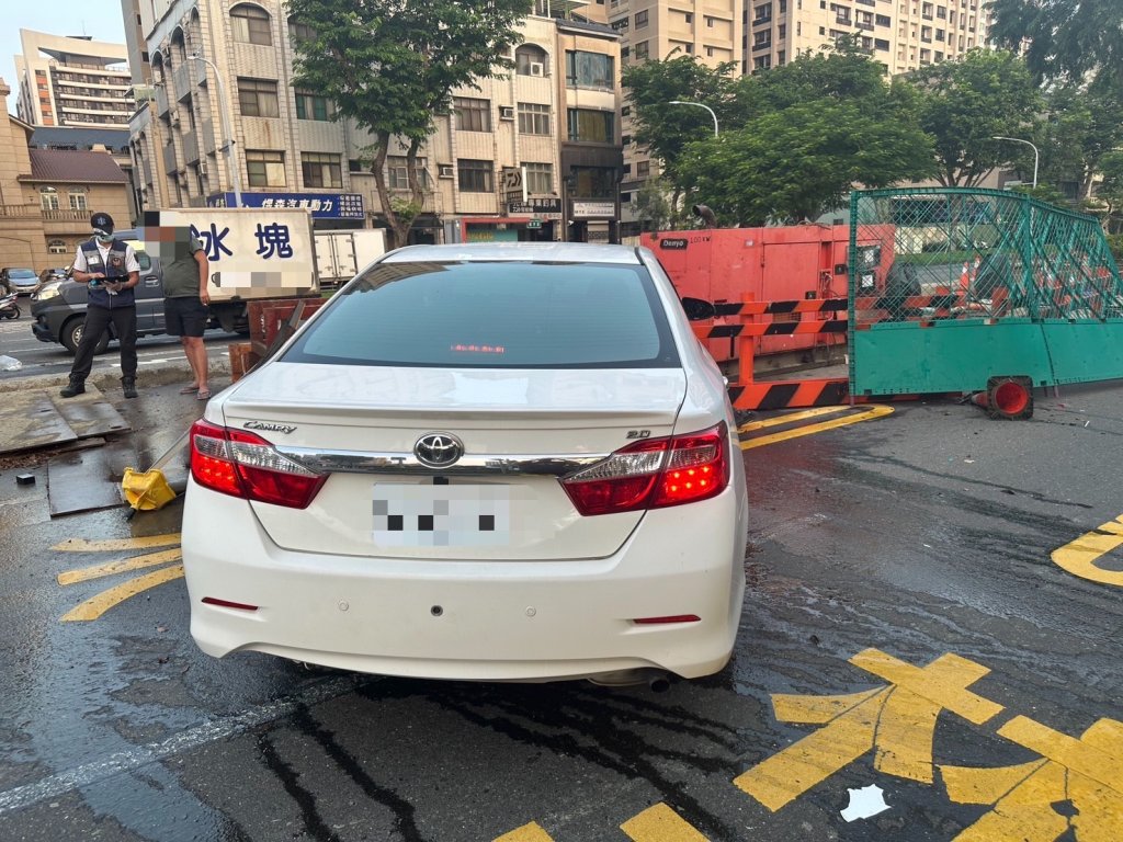 高雄男開車不熟路況「直衝」路邊！自小客撞爛施工欄杆 駕駛掛彩