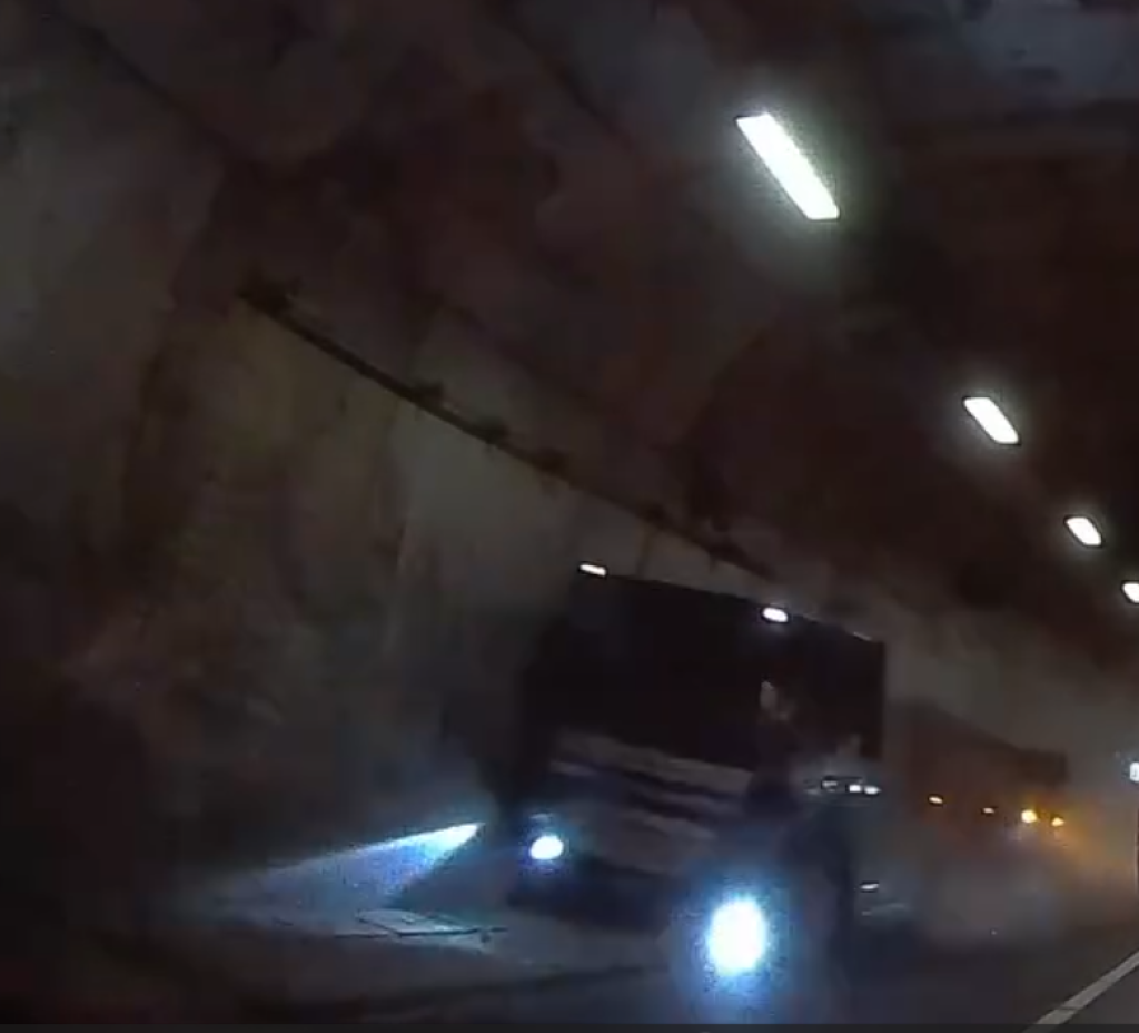 擦撞畫面曝光！大貨車蘇花改東澳隧道擦撞牆壁　發出巨響冒白煙嚇壞直擊民眾