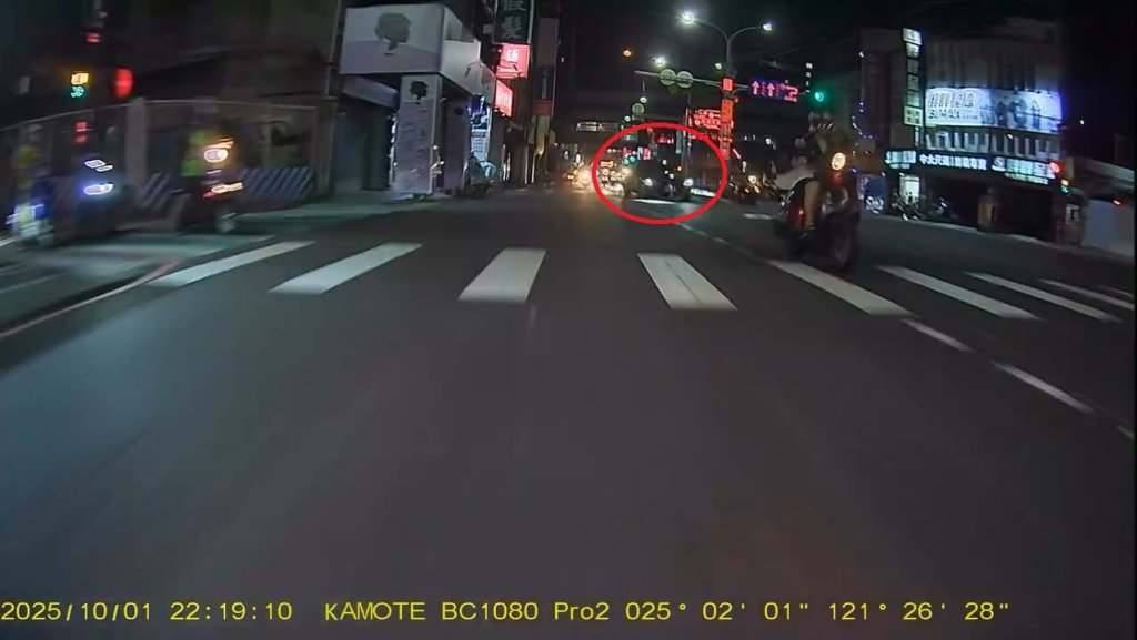 影／人車噴飛！單車騎士疑左轉「外線道切進內線道」　遭直行轎車撞擊