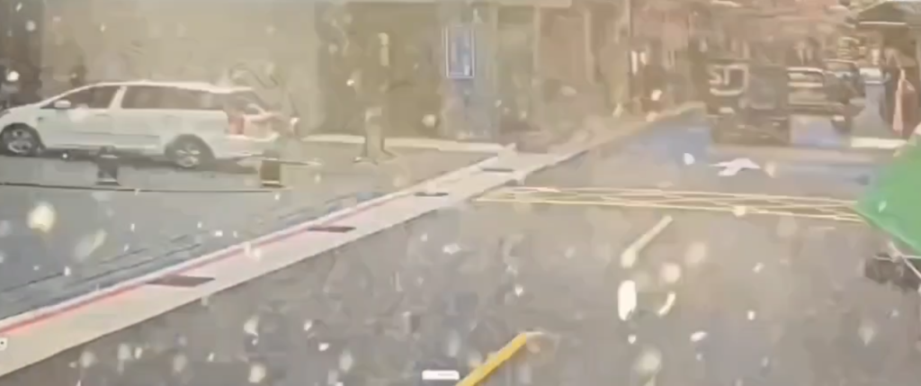台北大同區「磁磚雨」砸傷路人1車受損！　警拉封鎖線聯繫處理善後