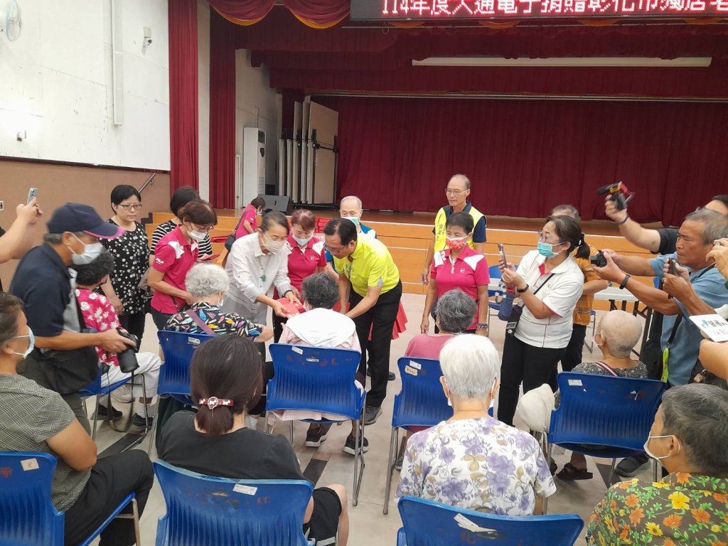 秋節前 大通電子公司捐贈彰市63位獨居長者慰問金