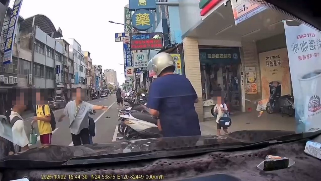 影／苗栗男持刀「當街捅人」驚悚影片曝光！2女童1男受傷送醫　家屬怒：兇手拜託給我去死
