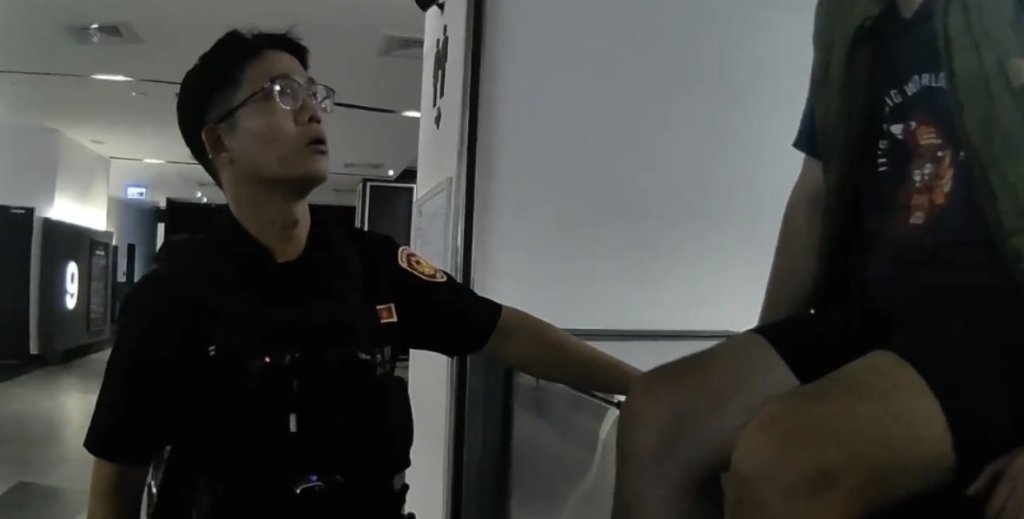 影城驚魂! 高雄男看電影玩手機遭抗議 怒離場坐手扶梯旁平台… "警安撫化解危機