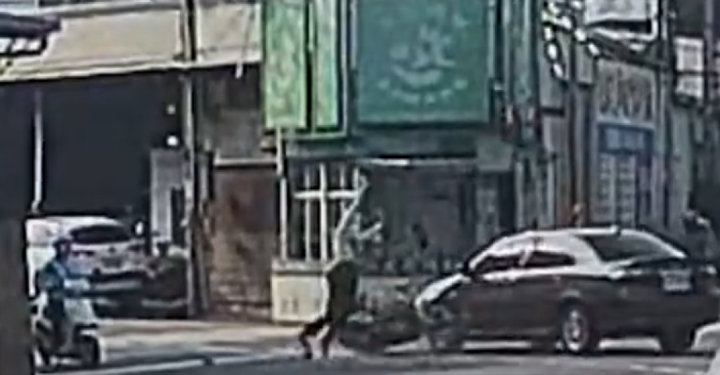 撞擊畫面曝光！中壢78翁駕車闖紅燈肇事　機車女騎士被撞飛腦出血右肩骨折
