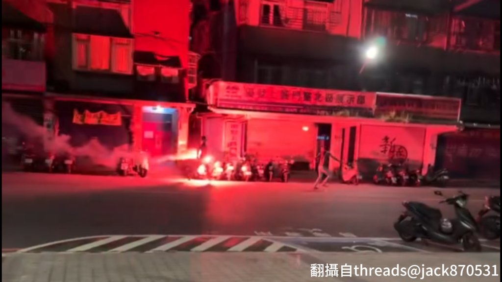 不滿遭解僱！板橋男約前雇主談判破裂　當街引燃信號彈持菜刀追砍