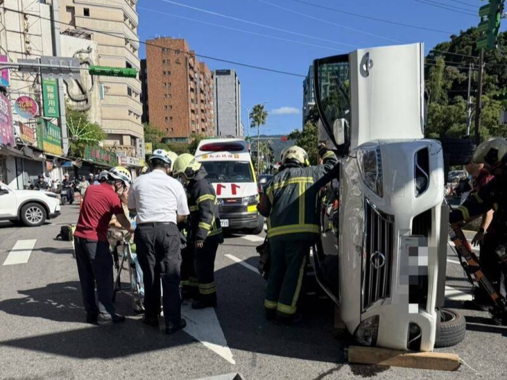內湖三總醫院外轎車自撞分隔島翻覆　7旬女駕駛受困獲救