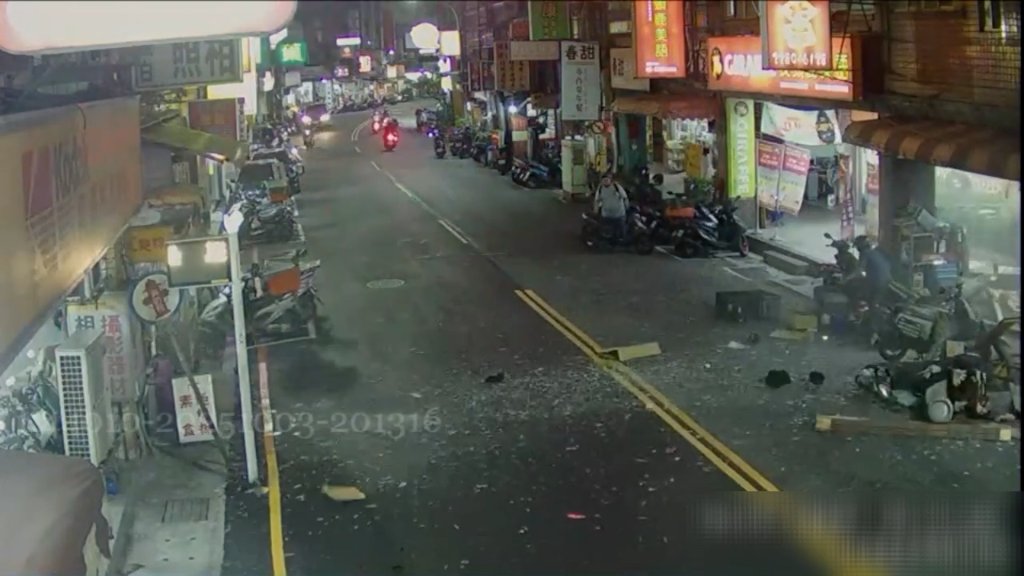 有片／蘆洲便當店氣爆！廚具噴街上…7人受傷　恐怖畫面曝