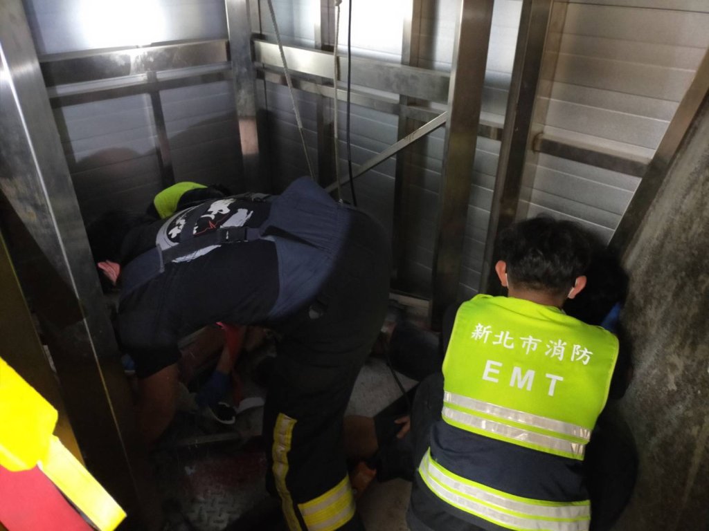 石碇兩工人自電梯跌落　骨盆骨折腳部受傷送醫