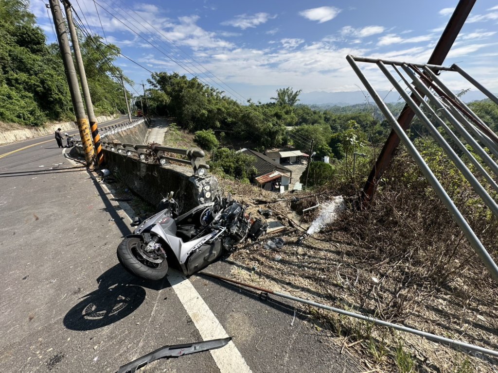 台南左鎮驚險車禍！轎車撞電桿卡邊坡　17歲騎士昏迷重傷