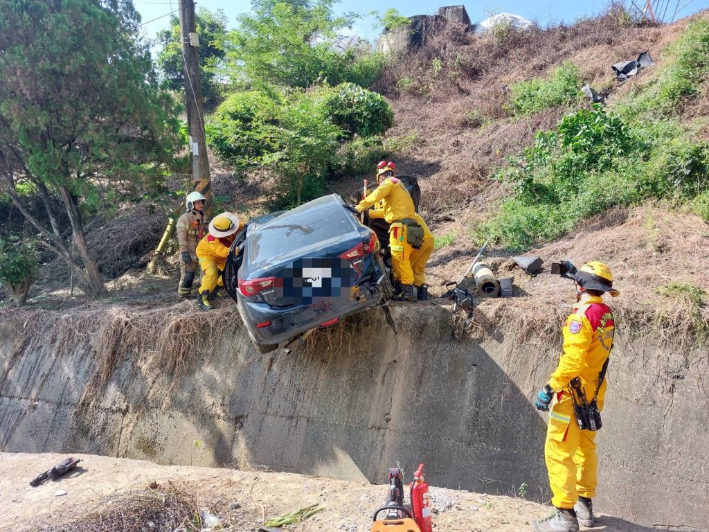 台南左鎮嚴重車禍！轎車撞機車「飛落山坡」　3人掛彩急送醫