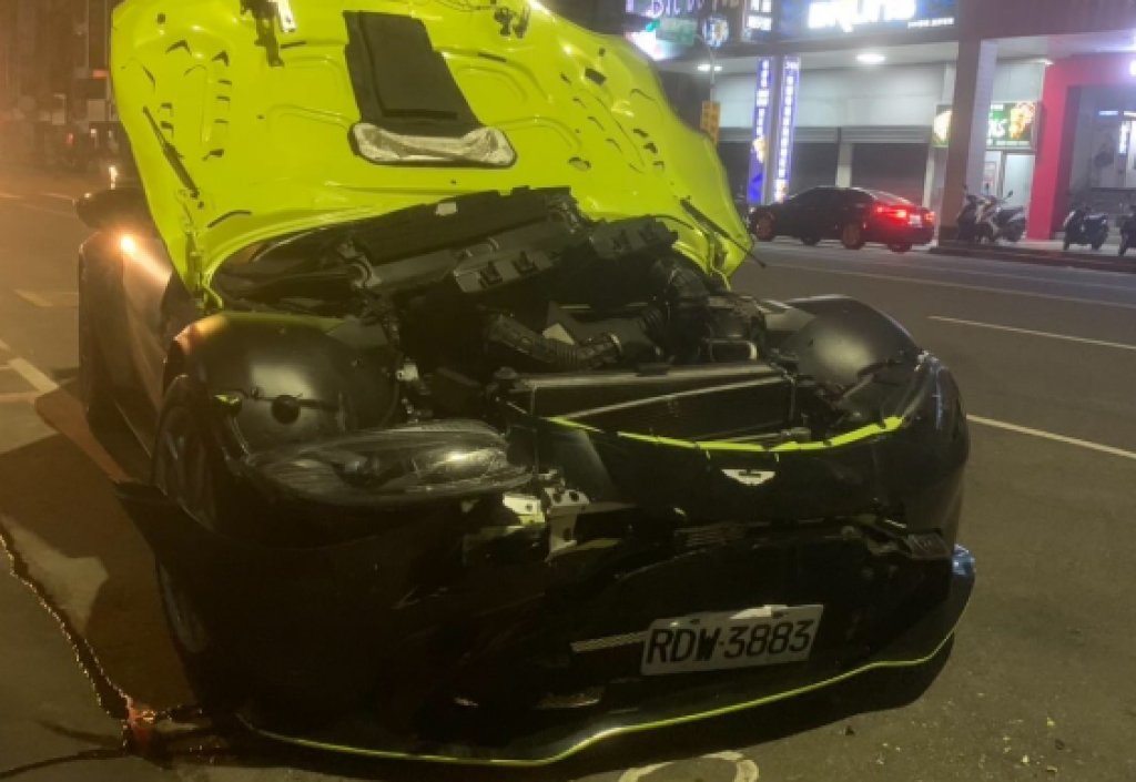 影／Aston Martin過彎衝對向！連撞3車引擎蓋掀起車頭毀　駕駛棄車逃跑