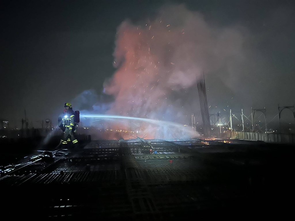屏東基督教醫院工地突竄火光 濃煙直竄天際 工人急疏散