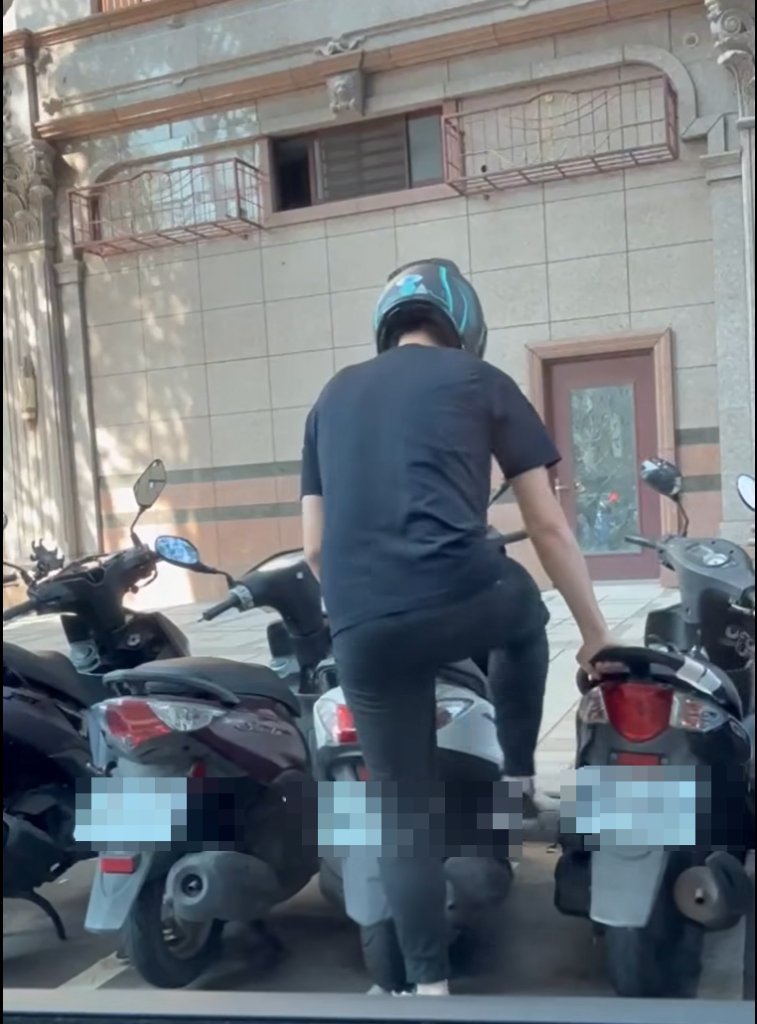 林口男怒踹機車掀「骨牌效應」　三車慘倒網轟：力氣這麼大不去挖土？
