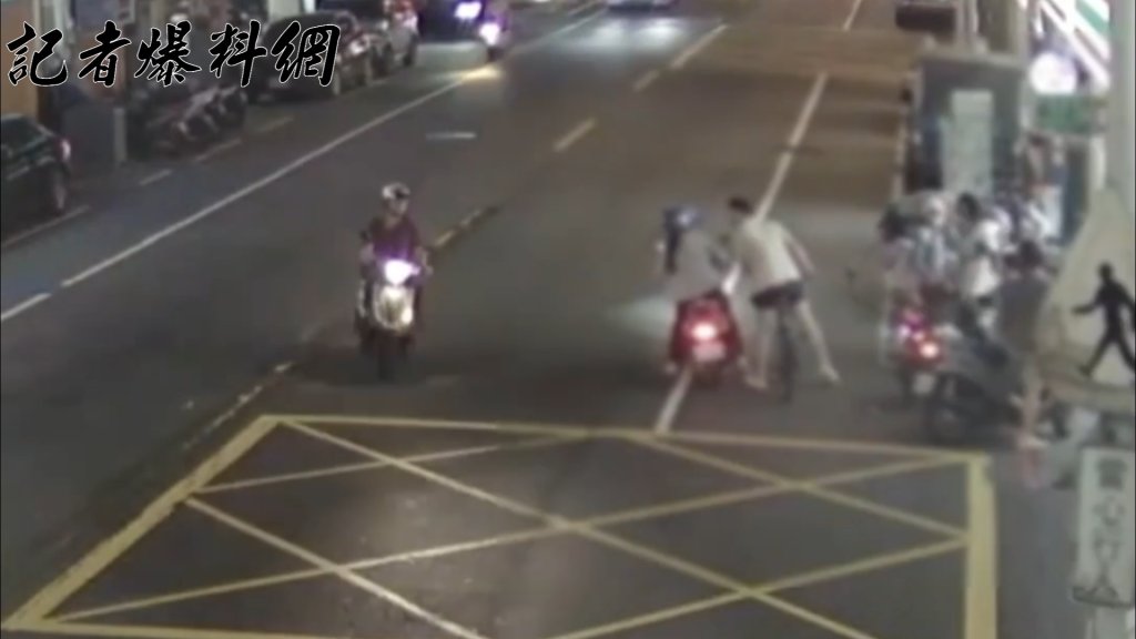 街頭遇惡煞！板橋女騎士遭陌生單車男攔車怒罵、阻擋去路