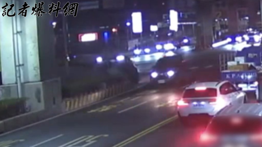 太累了！新莊男駕賓士下高架匝道疑疲勞駕駛自撞「飛上」分隔島