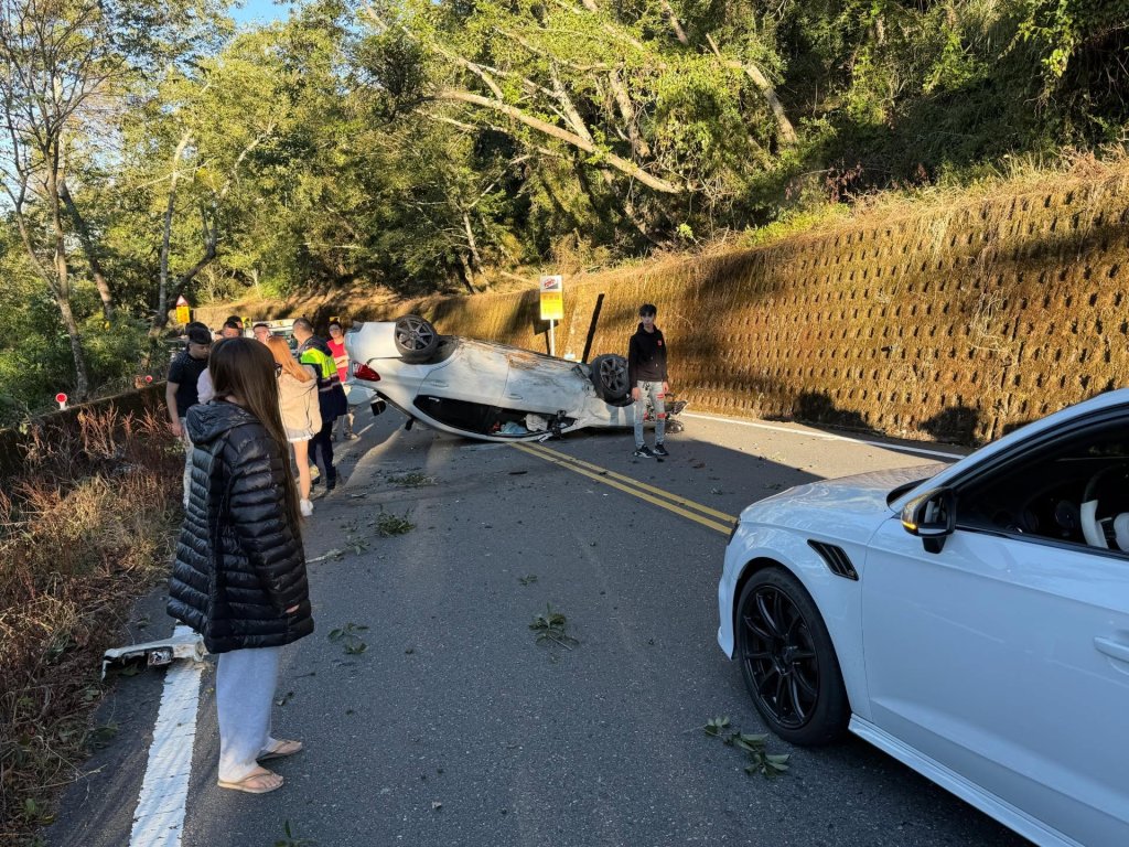 影／武嶺下山撞護翻翻車！擋雙向卡幾十台車　友人幫說明：煞車失靈拉手煞也沒用