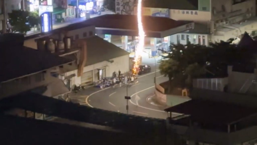 影／危險！凌晨在加油站旁放鞭炮　高雄民眾怒：猴子笑聲此起彼落