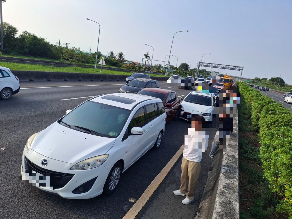國道一號安定段 兩起追撞釀7車3傷 警呼籲:開車別太貼！