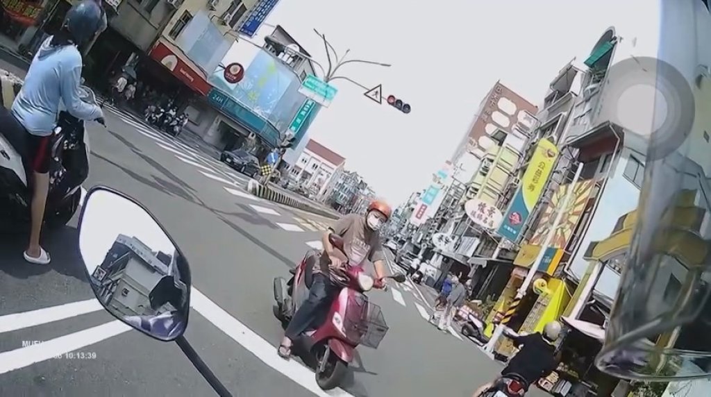 影／台南阿北很狂！騎車闖紅燈又逆向　罵擋路騎士「白目」