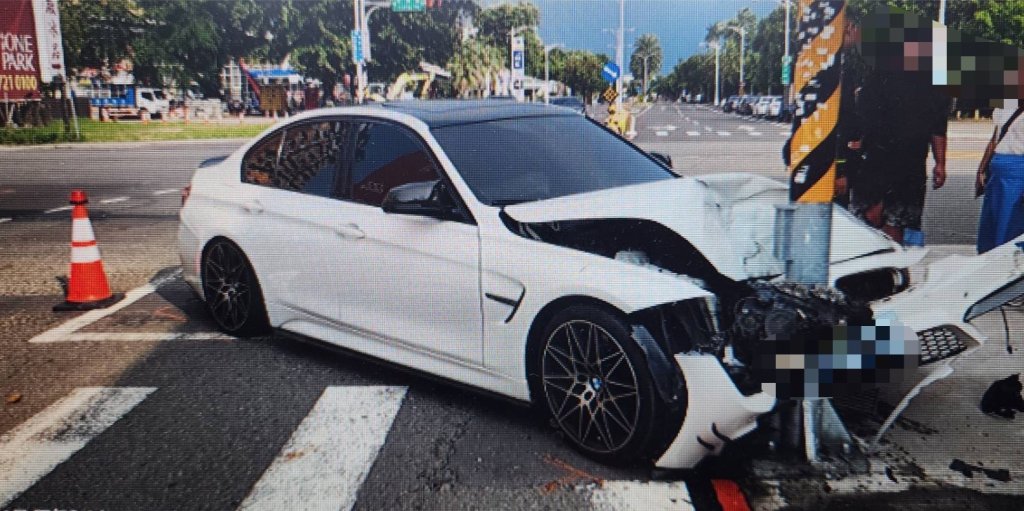 21歲男開BMW屏東飆速 疑閃左轉車失控撞桿 再撞停紅燈女騎士 釀兩傷