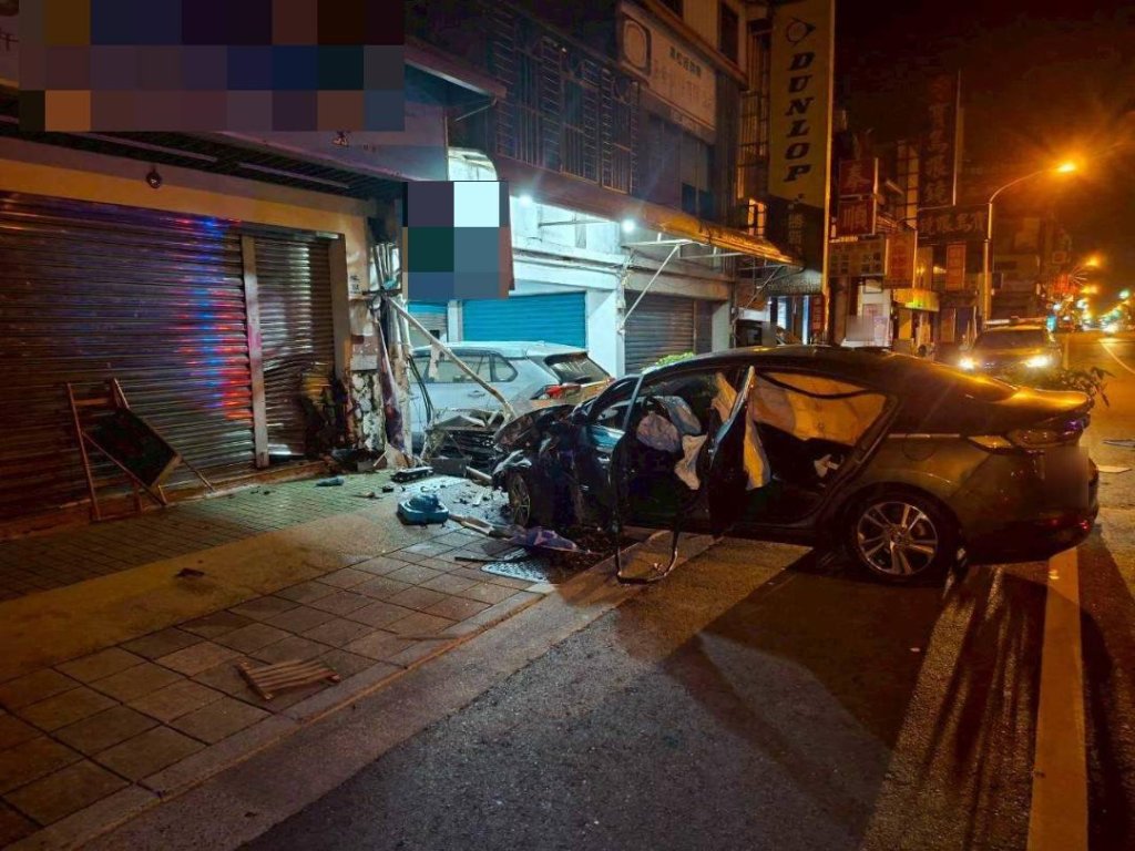 蘇澳男深夜駕車「逆向」　高速衝撞民宅車頭爛毀