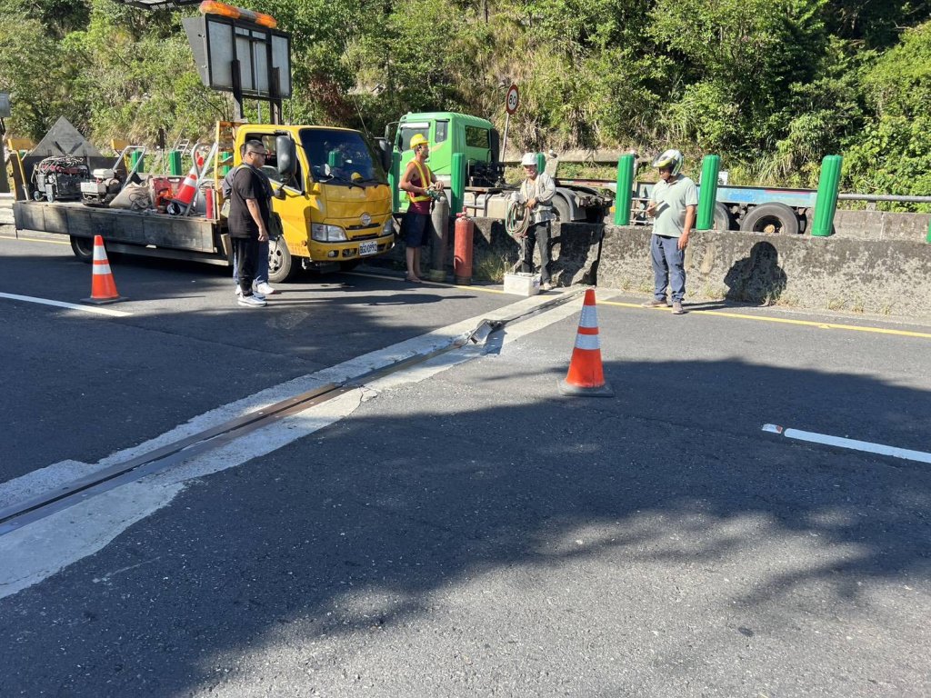 台62線橋面突隆起釀20車爆胎！七堵警火速疏導　通勤族嚇喊「根本閃不掉」