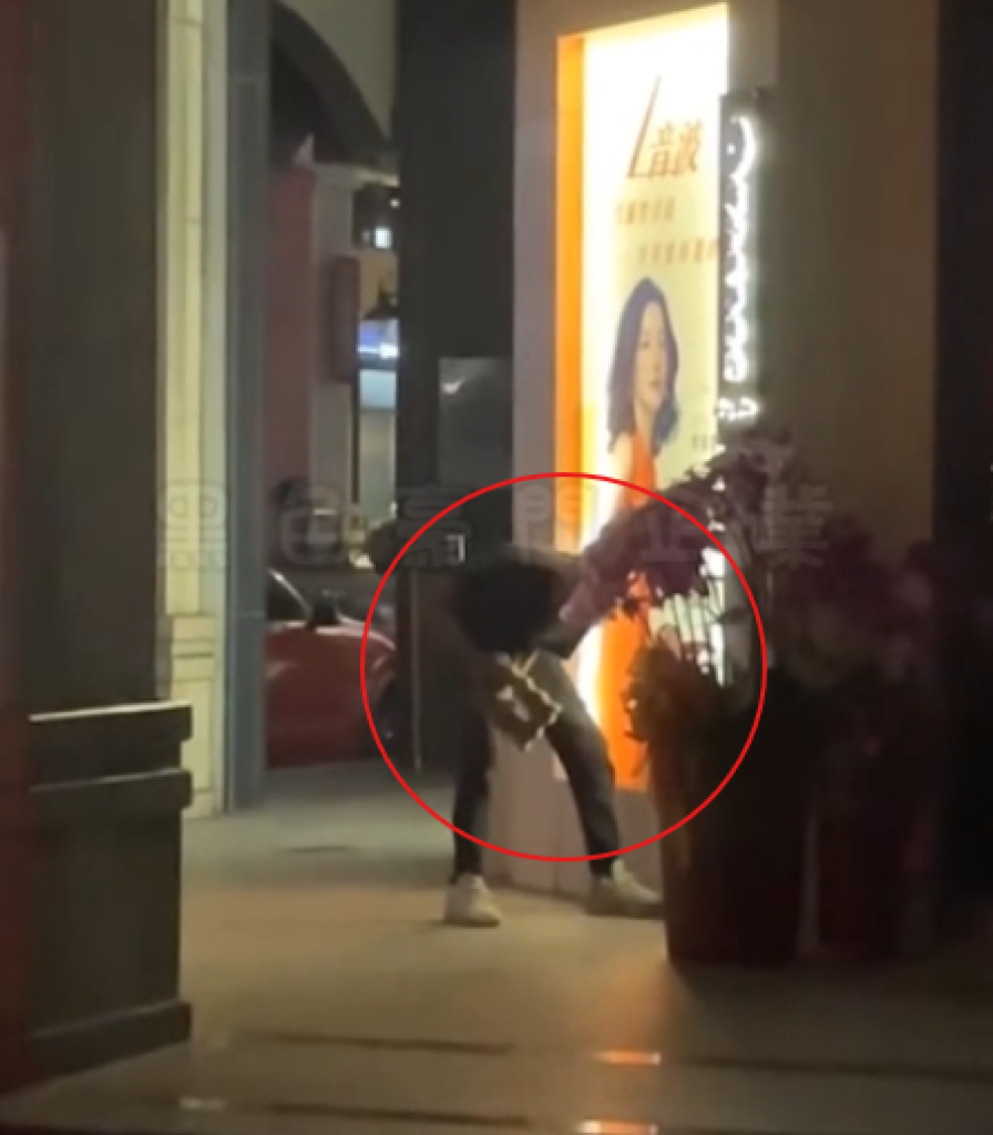深夜傳來砰砰聲! 台中深夜男子拿磚猛敲店家外牆