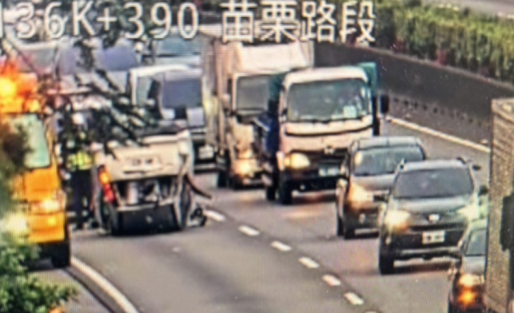 國道1號苗栗路段翻車事故！ 　兩自小客車追撞1車翻覆車流回堵近1小時