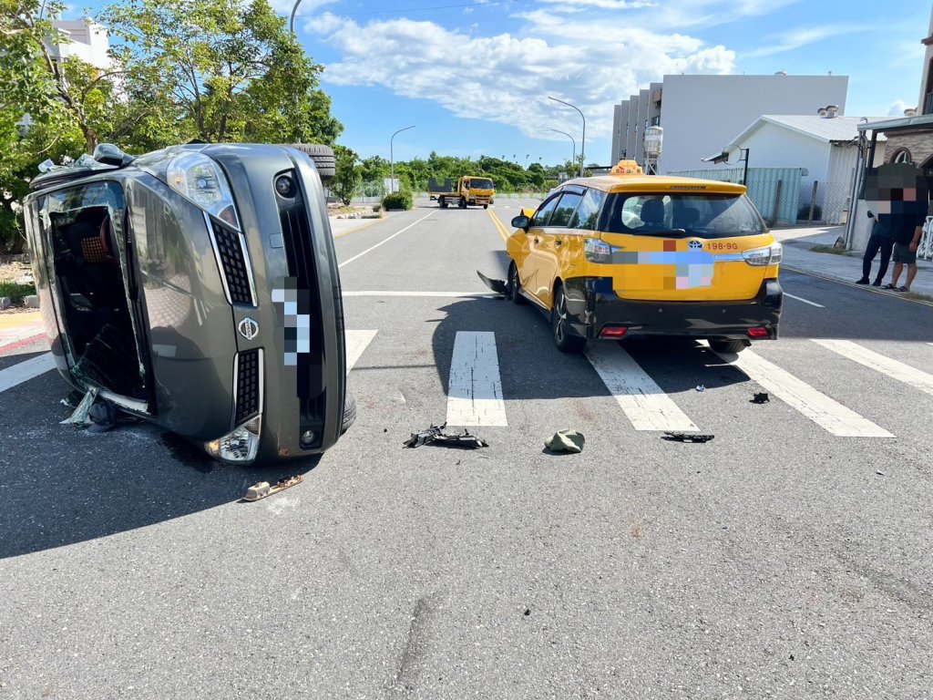 台東市新站路交通事故　轎車擦撞小黃側翻釀3傷