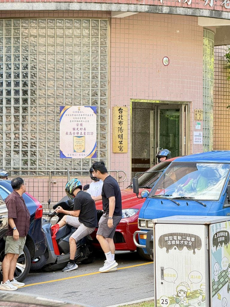 夾心機車！紅BMW、黑VOLVO前後夾　網笑：任賢齊《對摺》真實上演