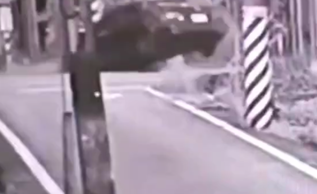撞擊畫面曝光！ 　屏東少年無照駕車自撞線桿車頭撞爛