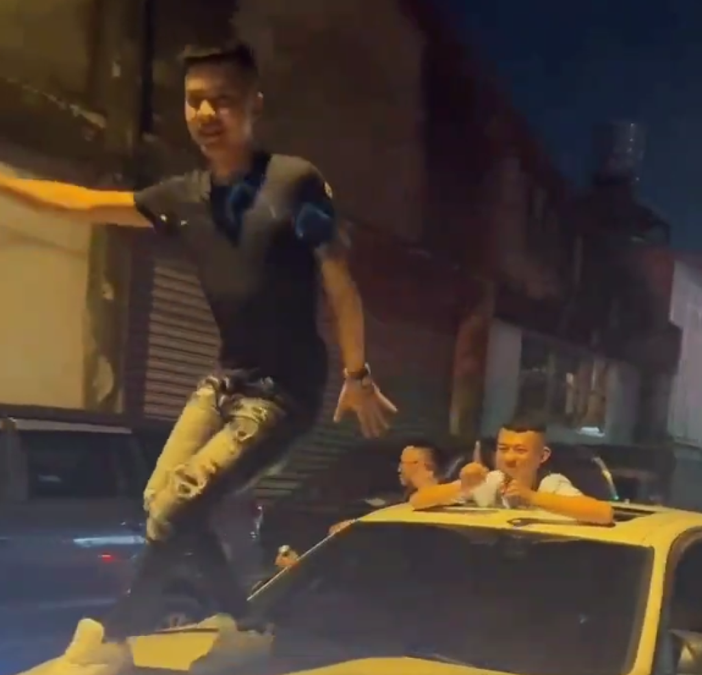等著收罰單！男子站行駛車輛引擎蓋上舞動身驅　警方：最高罰1萬500元