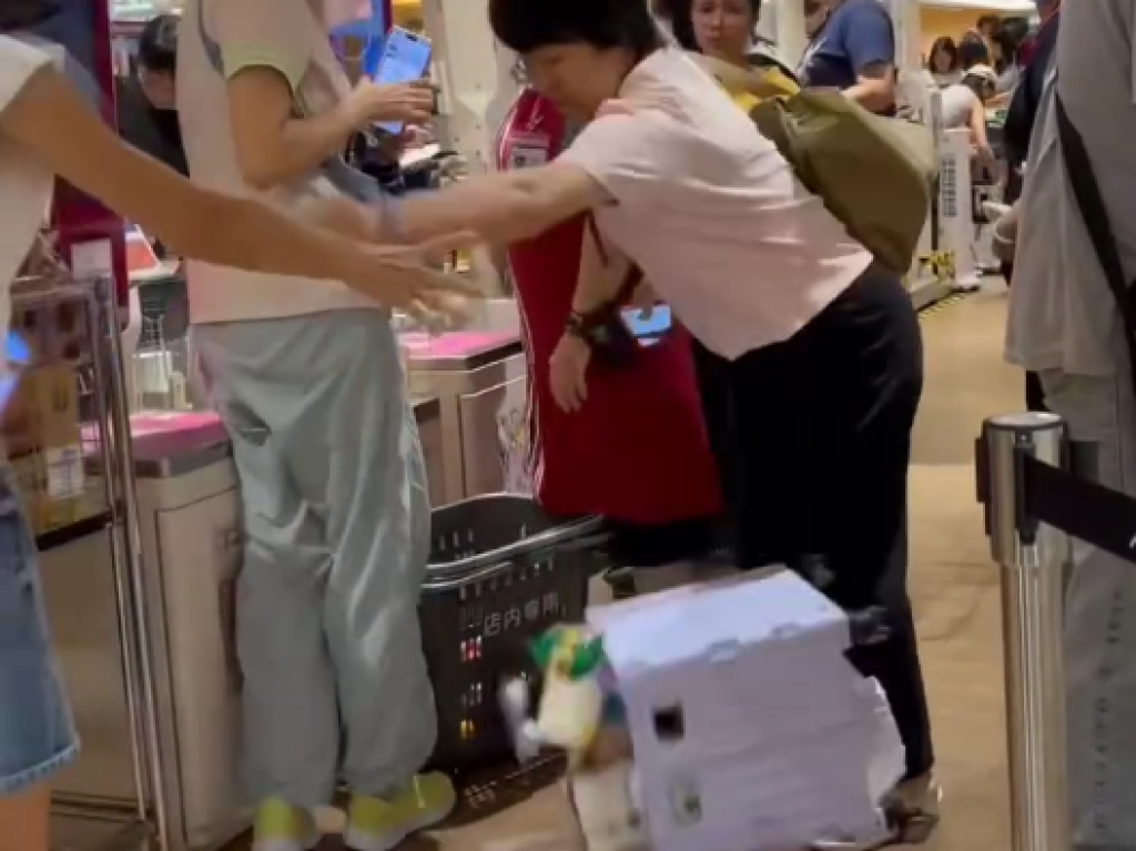 影／排隊起爭執影片瘋傳！2女櫃台前打大出手　短髮婦嗆：妳打不過我的