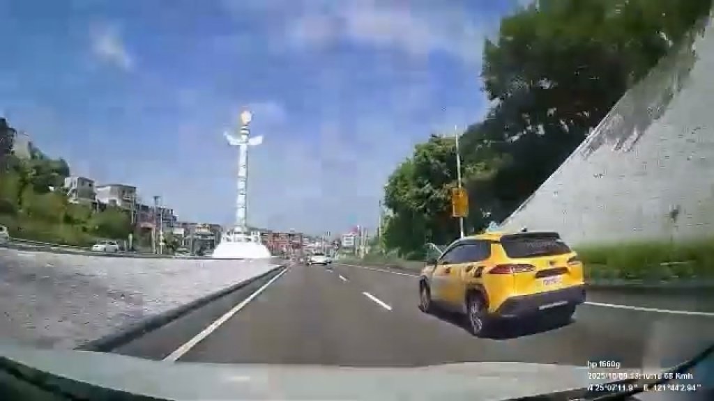 影／機車騎士上國道！出隧道撞BMW電動車人車噴飛　撞擊行車紀錄器曝光