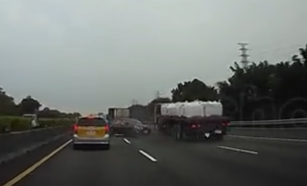 撞擊畫面曝光！國道自小客車遭聯結車撞擊打轉再護欄　網友：像在跳芭蕾
