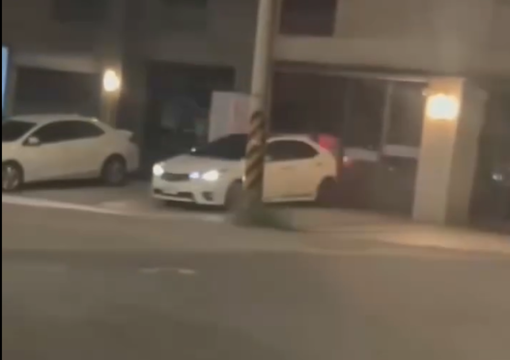 影／尋仇？駕駛喬角度倒車「猛撞美髮店2次」逃逸　網友酸：成本有限只能屁股撞