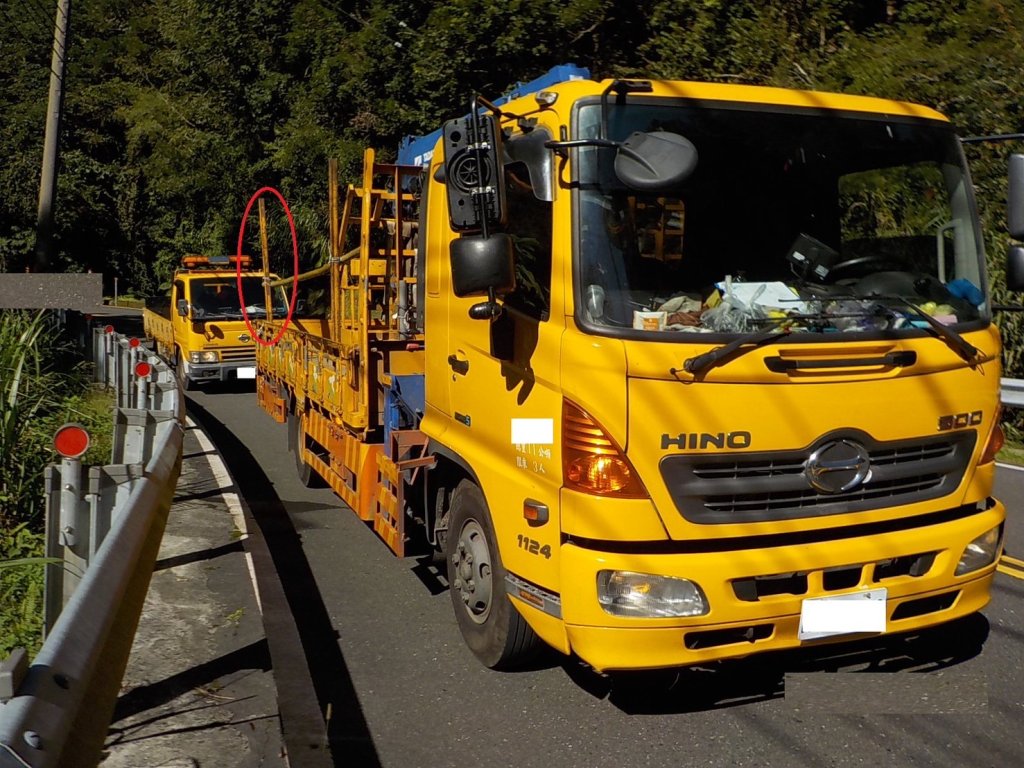 影/阿里山公路驚險一瞬！工程車貪快超車 撞飛遊覽車後照鏡